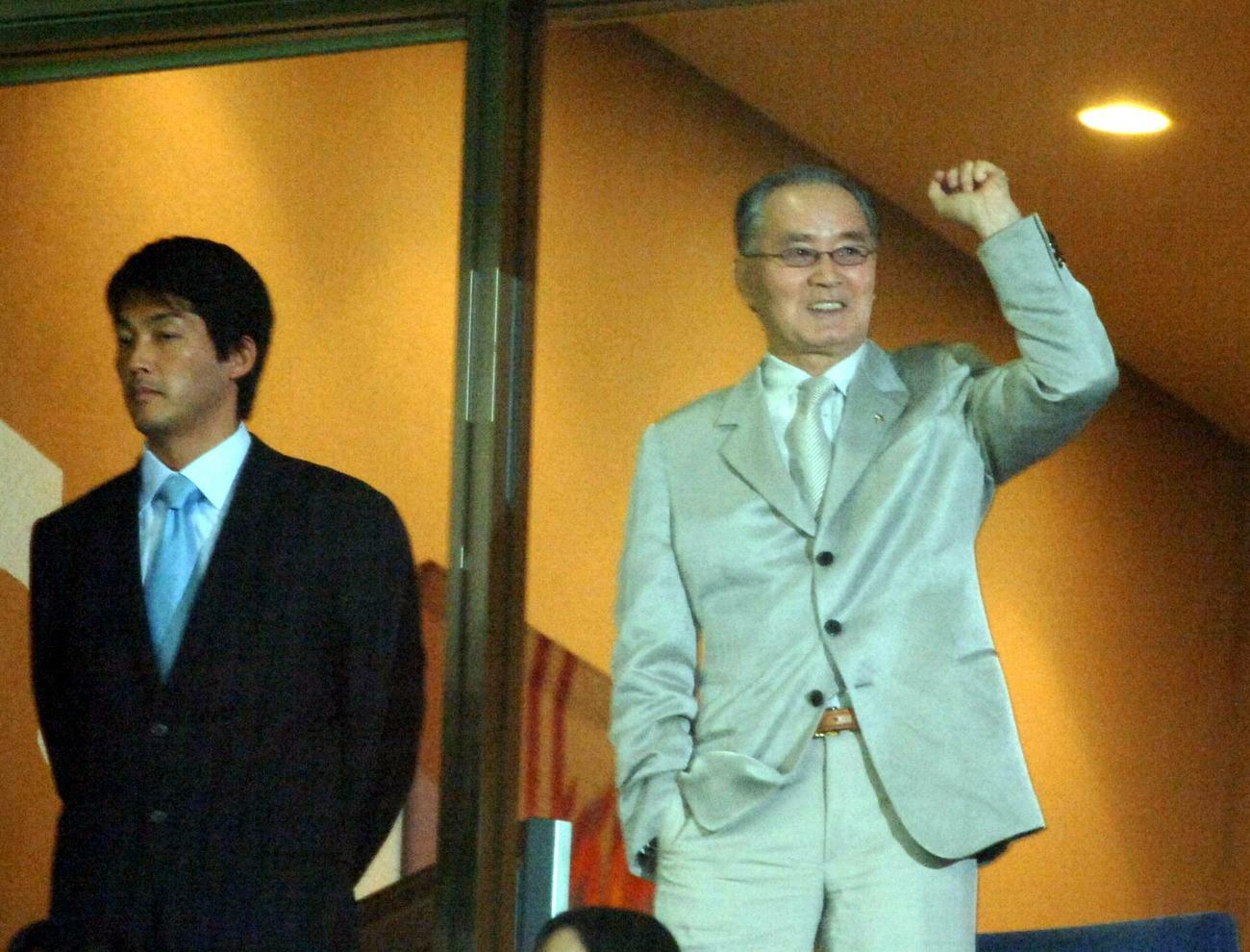 スタンドのファンに手を振る長嶋茂雄終身名誉監督、左は長嶋一茂（05年7月撮影）