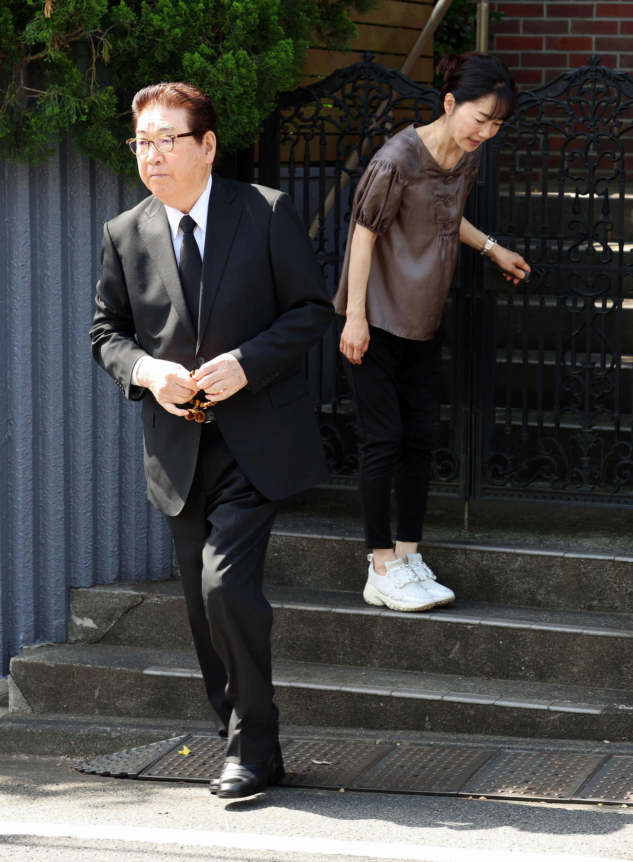 弔問に訪れた山本浩二氏（左）、右は次女の三奈さん（撮影・山本朝陽）