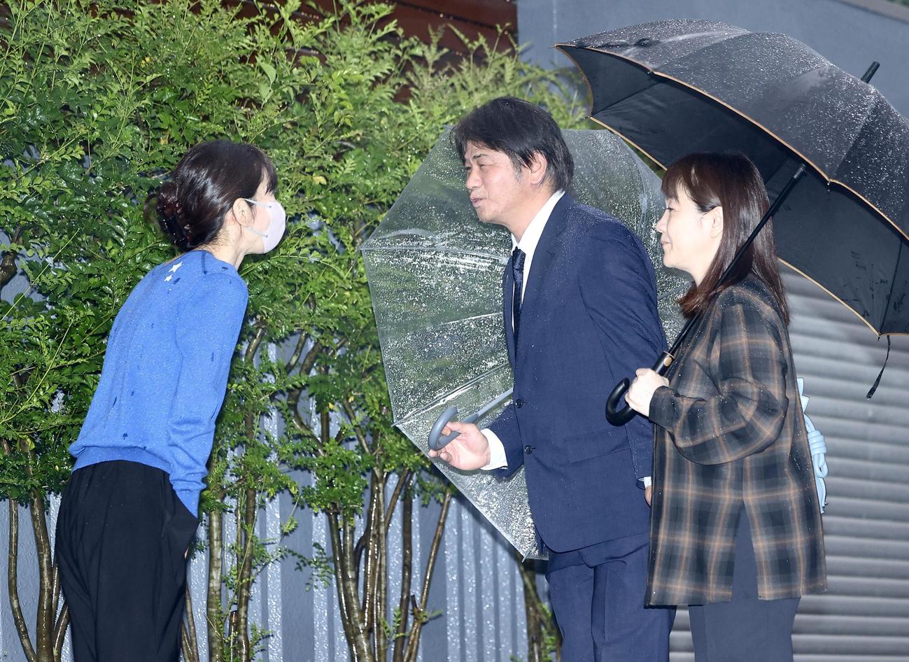 長嶋茂雄さんの自宅を訪れた谷夫妻・亮子氏（右）佳知氏（奥）にあいさつする三奈さん