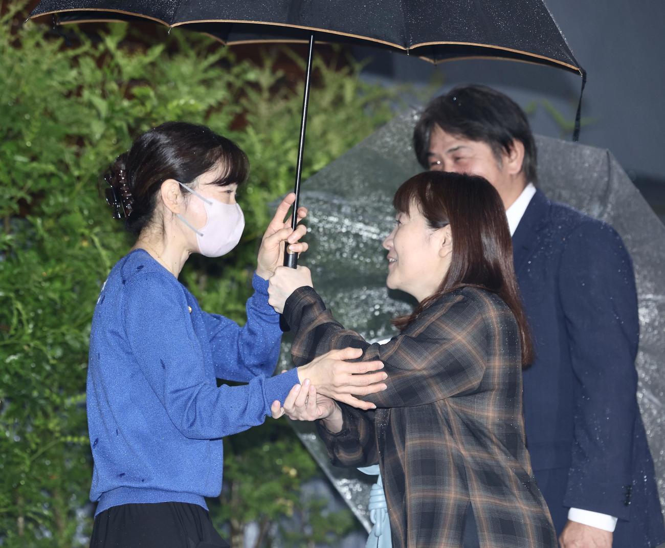 長嶋茂雄さんの自宅を訪れた谷夫妻・亮子氏（右）佳知氏（奥）にあいさつする三奈さん