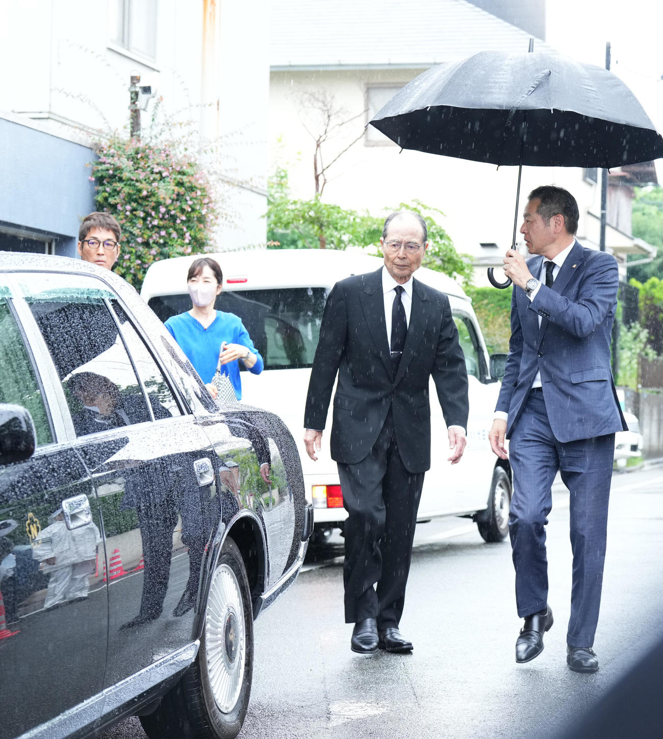 長嶋茂雄さんのご自宅を訪れた王会長。左は一茂、左から2人目は三奈さん（2025年6月3日）