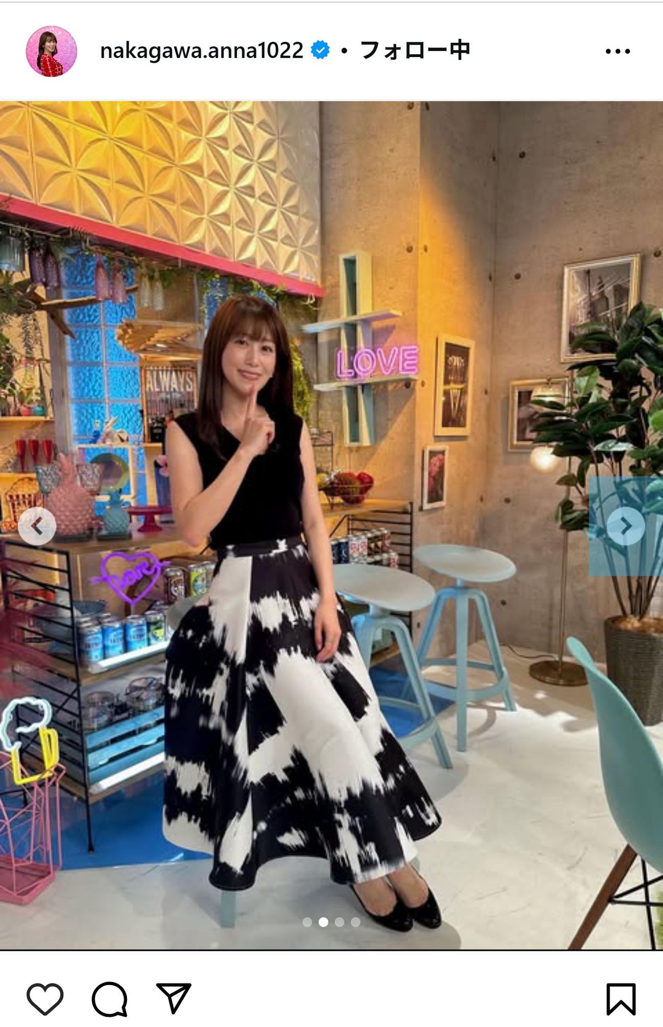 あざとくて何が悪いの？ポーズを見せる中川安奈（インスタグラムから）