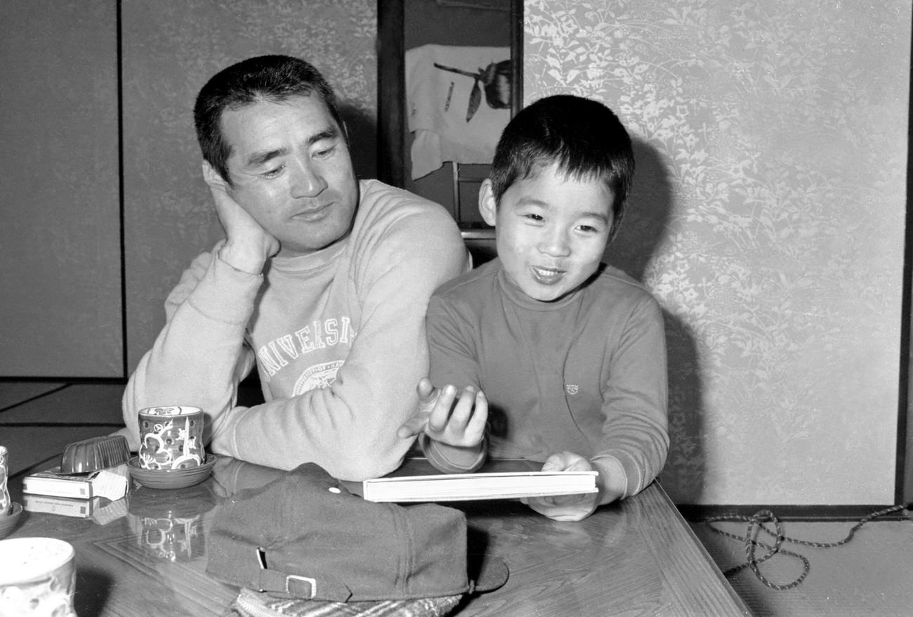 伊豆大仁温泉自主トレの宿舎で一茂くんと穏やかな時間を過ごす（71年1月）