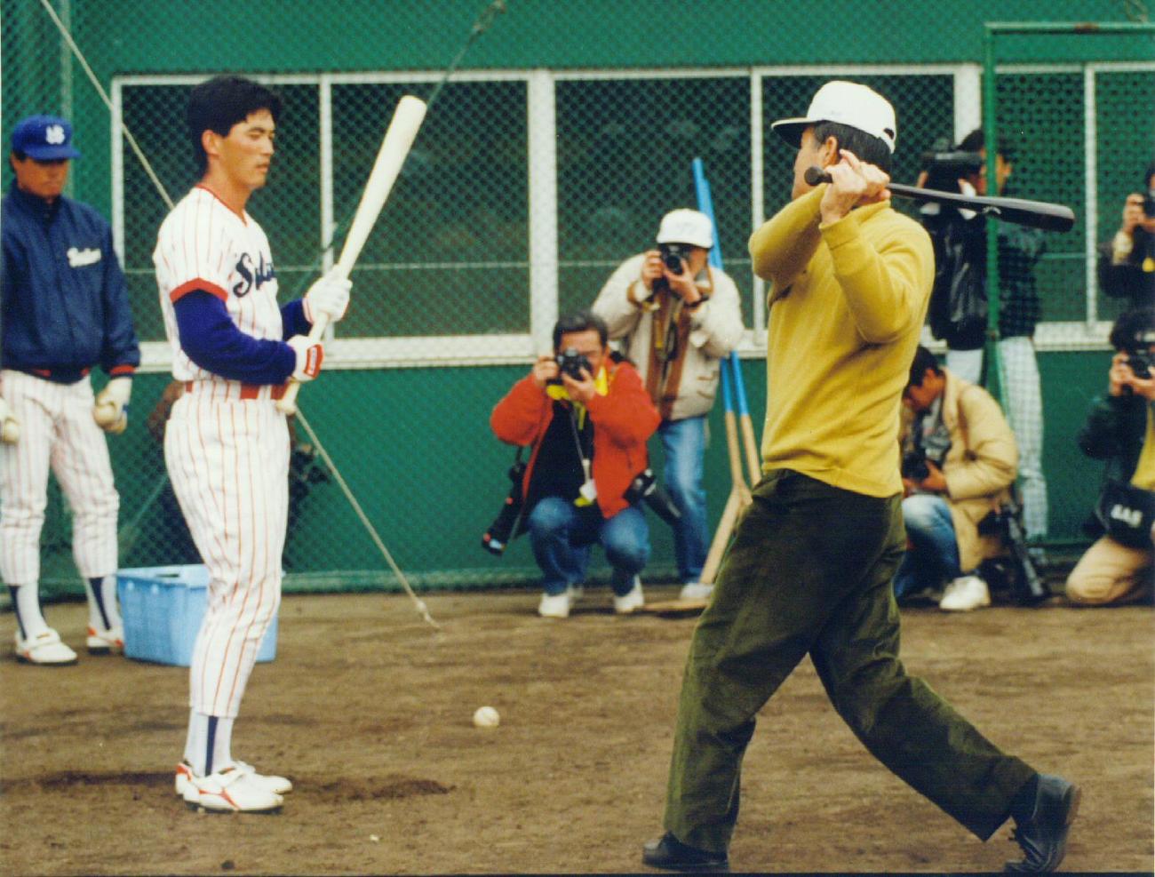 1991年2月27日　ヤクルトキャンプで長嶋一茂（左）にコーチをする長嶋茂雄さん