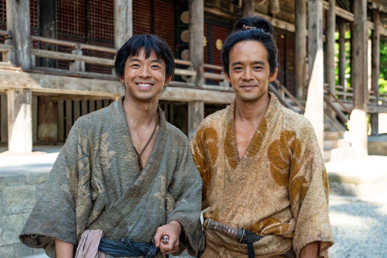 26年のNHK大河ドラマ「豊臣兄弟！」がクランクアップ。豊臣秀長演じる仲野太賀（左）と豊臣秀吉演じる池松壮亮（C）NHK