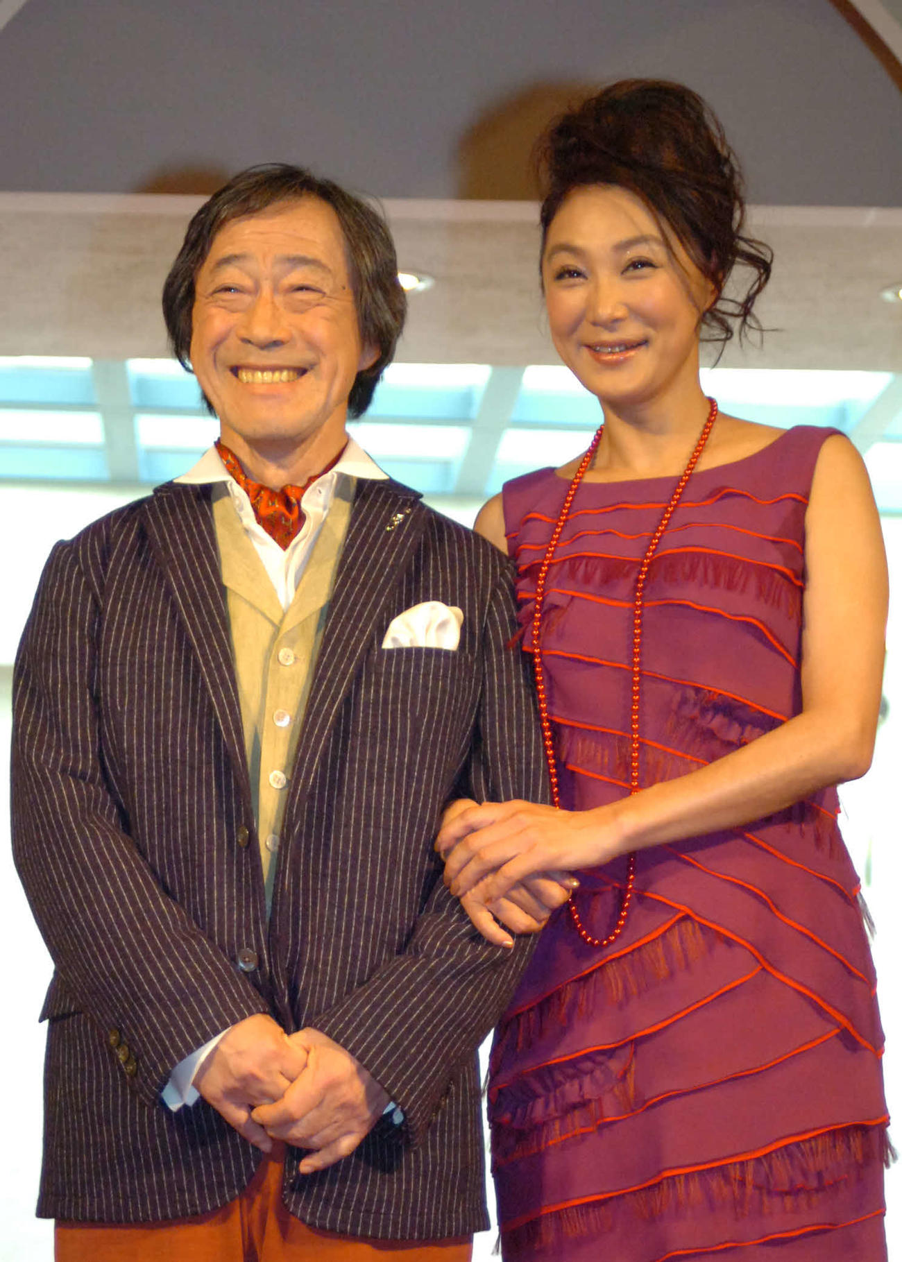 博多座公演「101回目のプロポーズ」の制作発表に臨み、笑顔を見せる武田鉄矢と浅野温子（2012年1月撮影）