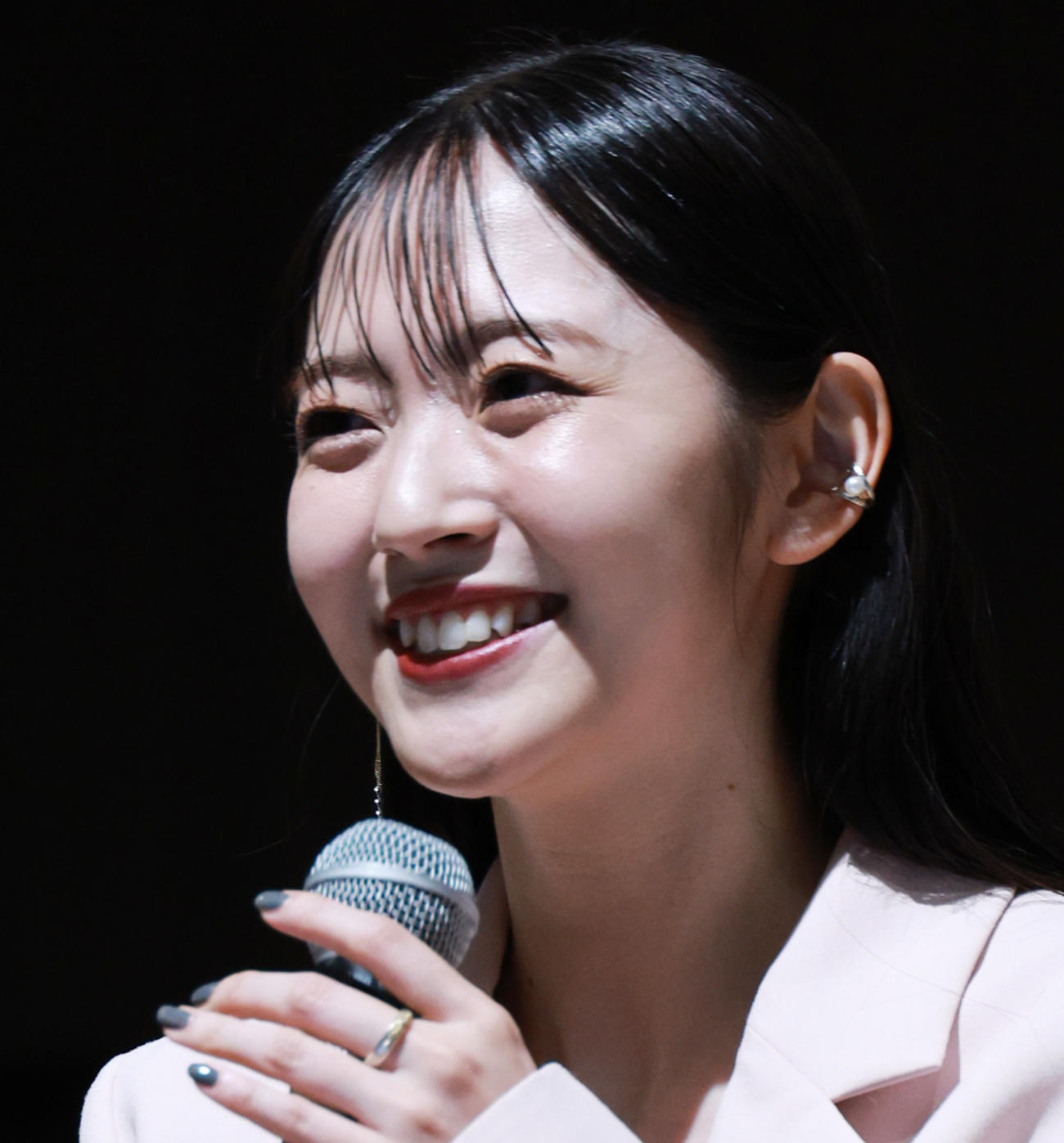 鈴木愛理（2024年4月撮影）