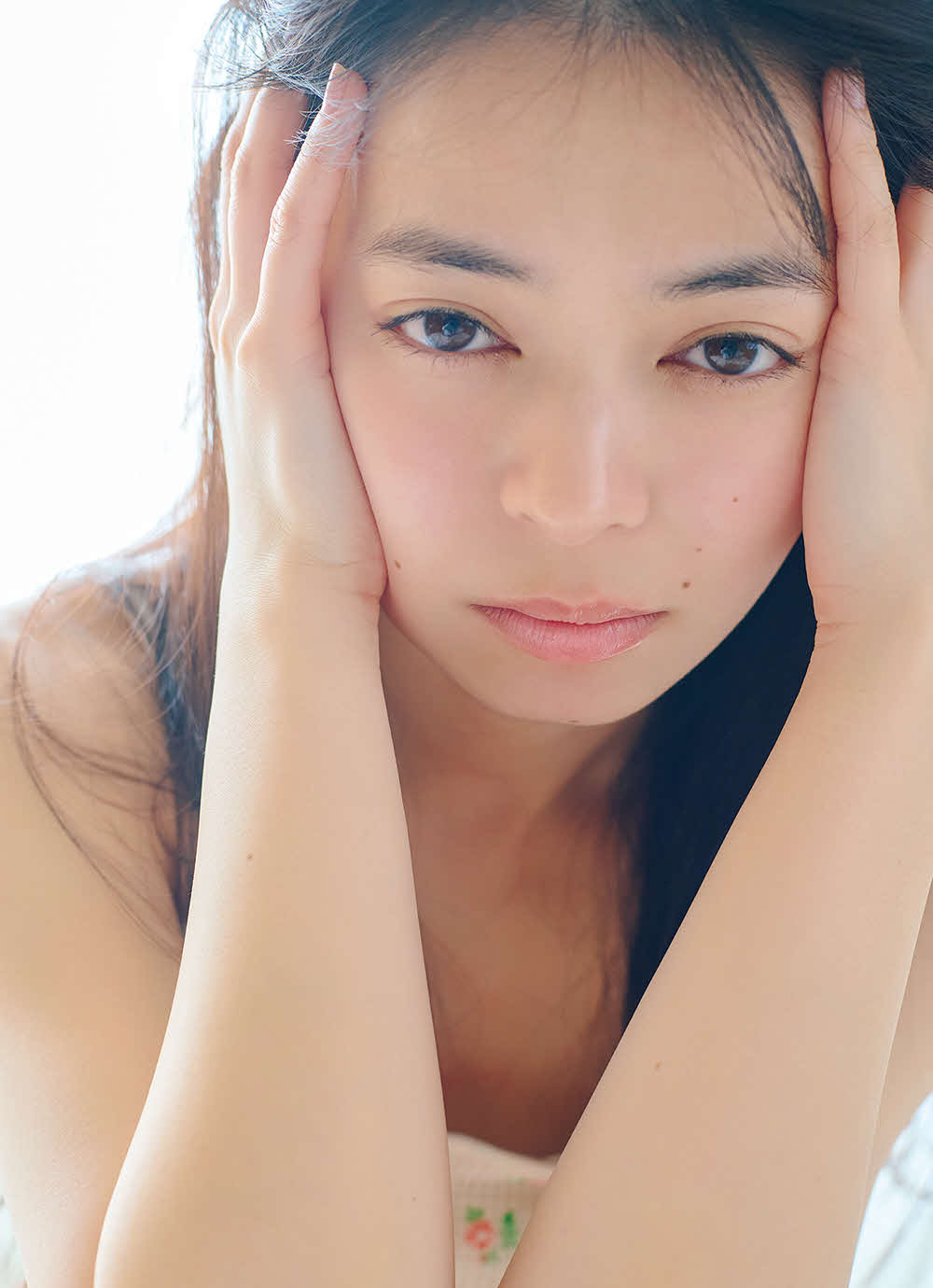 アンジュルム上國料萌衣の写真集「kamiko」掲載カット