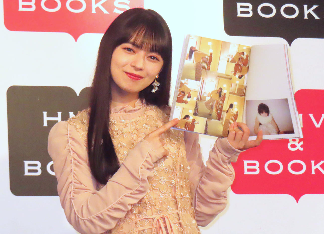 ラスト写真集「kamiko」お気に入りカットを見せるアンジュルム上國料萌衣