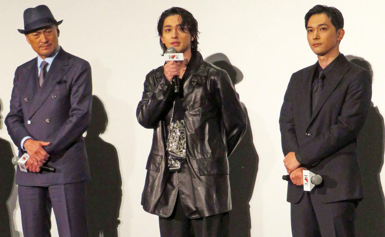 映画「国宝」初日舞台あいさつに登壇した、左から渡辺謙、横浜流星、吉沢亮（撮影・村上幸将）