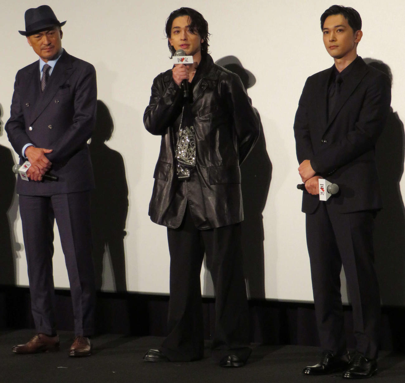 映画「国宝」初日舞台あいさつに登壇した、左から渡辺謙、横浜流星、吉沢亮（撮影・村上幸将）