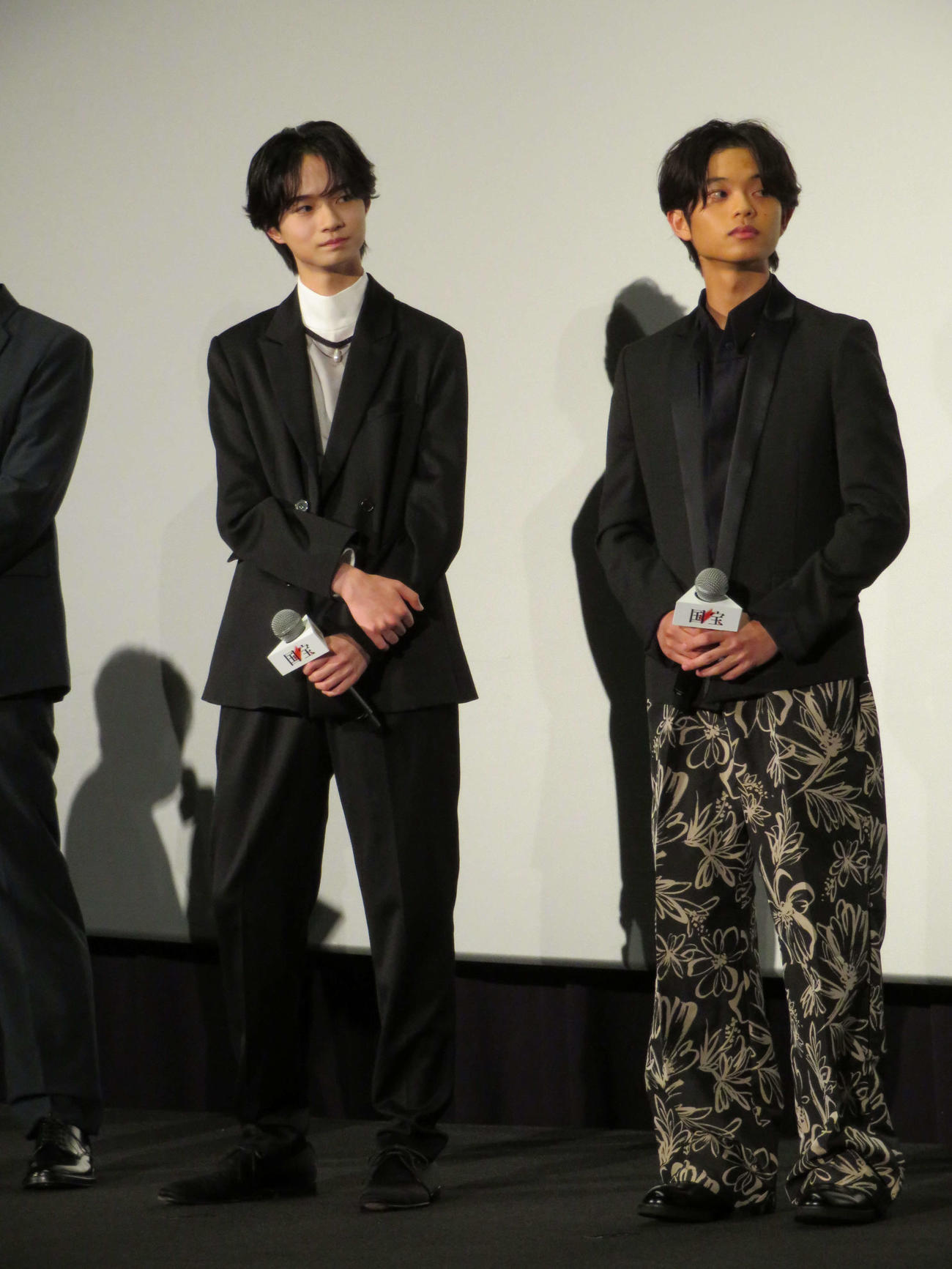 映画「国宝」初日舞台あいさつに登壇した越山敬達（左）と黒川想矢（撮影・村上幸将）