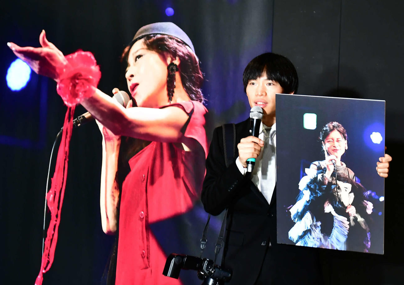 中森明菜のデビュー43周年記念写真展の展示写真を撮影した、かが屋の加賀翔（撮影・松尾幸之介）