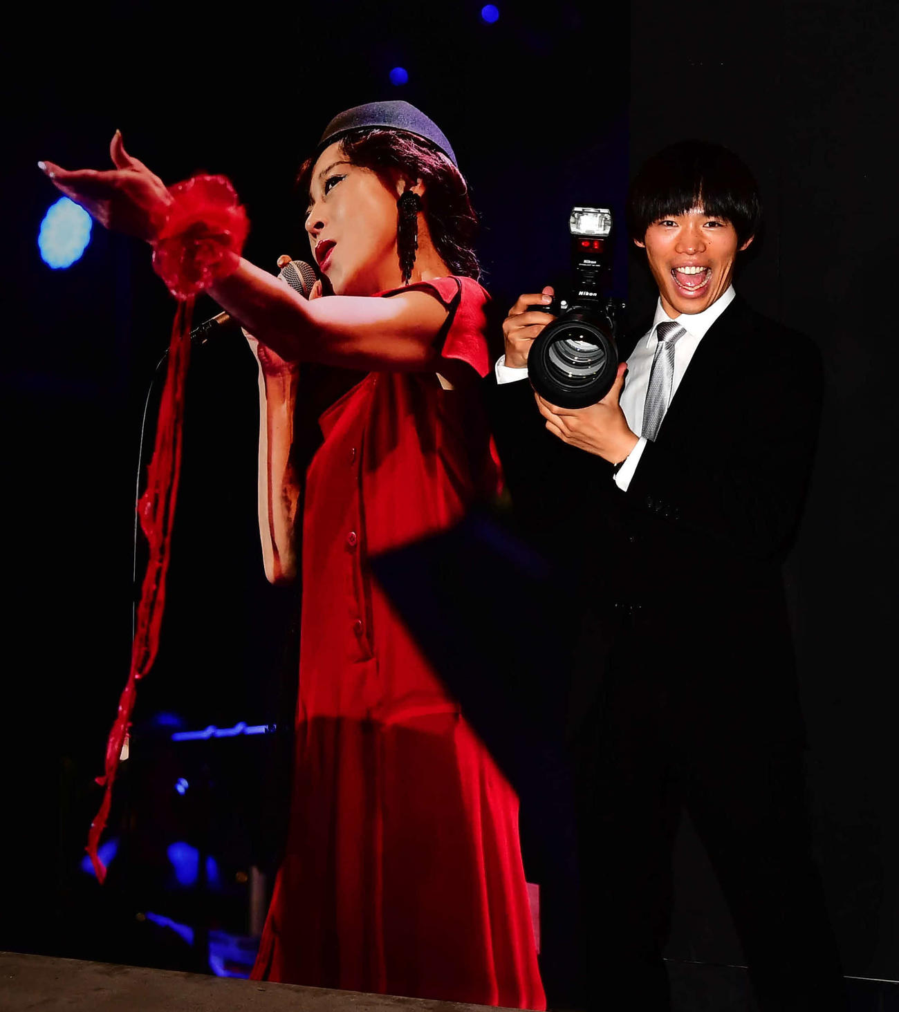 中森明菜のデビュー43周年記念写真展の展示写真を撮影した、かが屋の加賀翔（撮影・松尾幸之介）