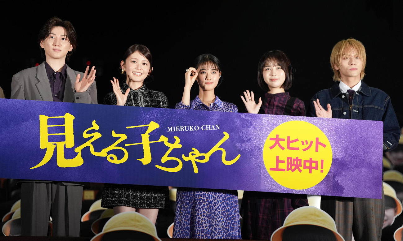 映画「見える子ちゃん」公開記念舞台あいさつのフォトセッションで笑顔の出演者たち。左から京本大我、久間田琳加、原菜乃華、なえなの、山下幸輝（撮影・鈴木みどり）