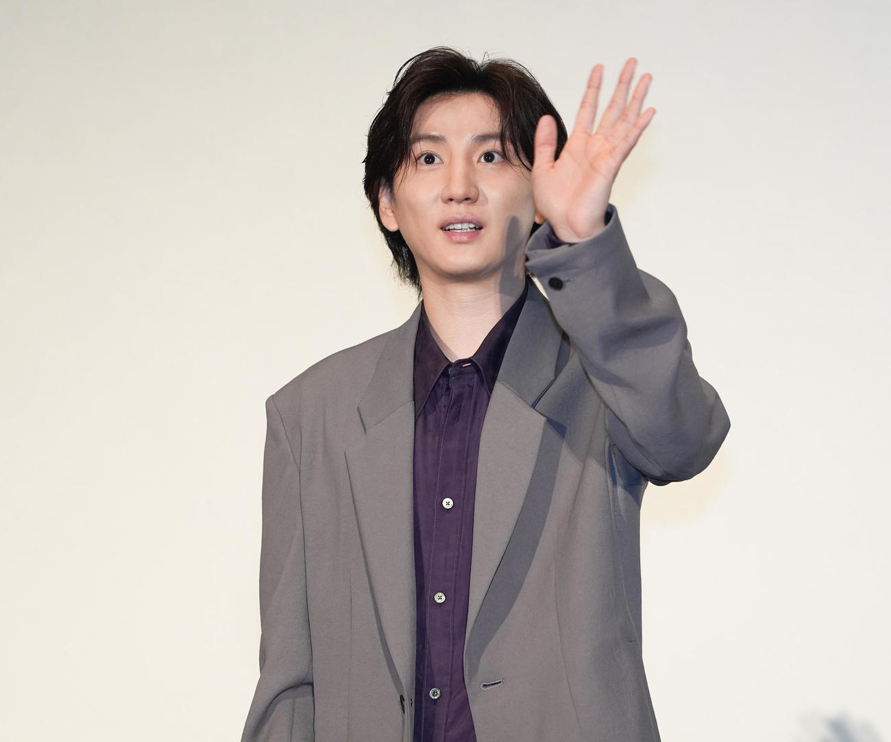 映画「見える子ちゃん」公開記念舞台あいさつに登壇し、手を振る京本大我（撮影・鈴木みどり）