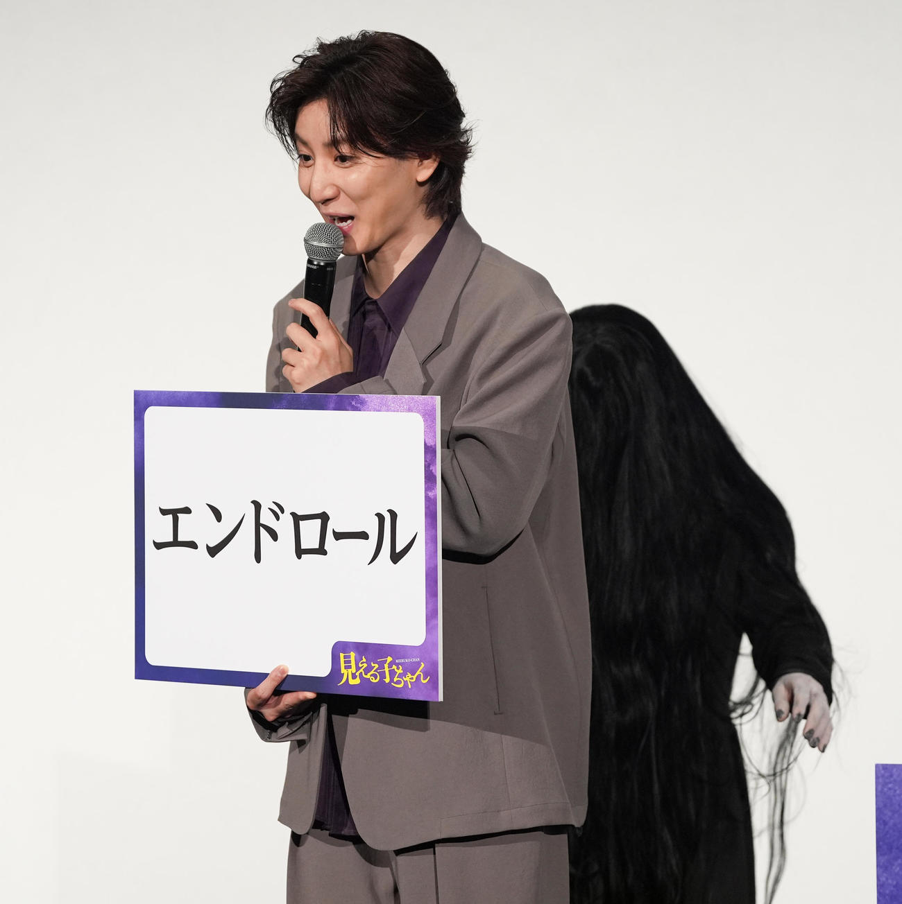 後ろの霊におびえる京本大我（撮影・鈴木みどり）