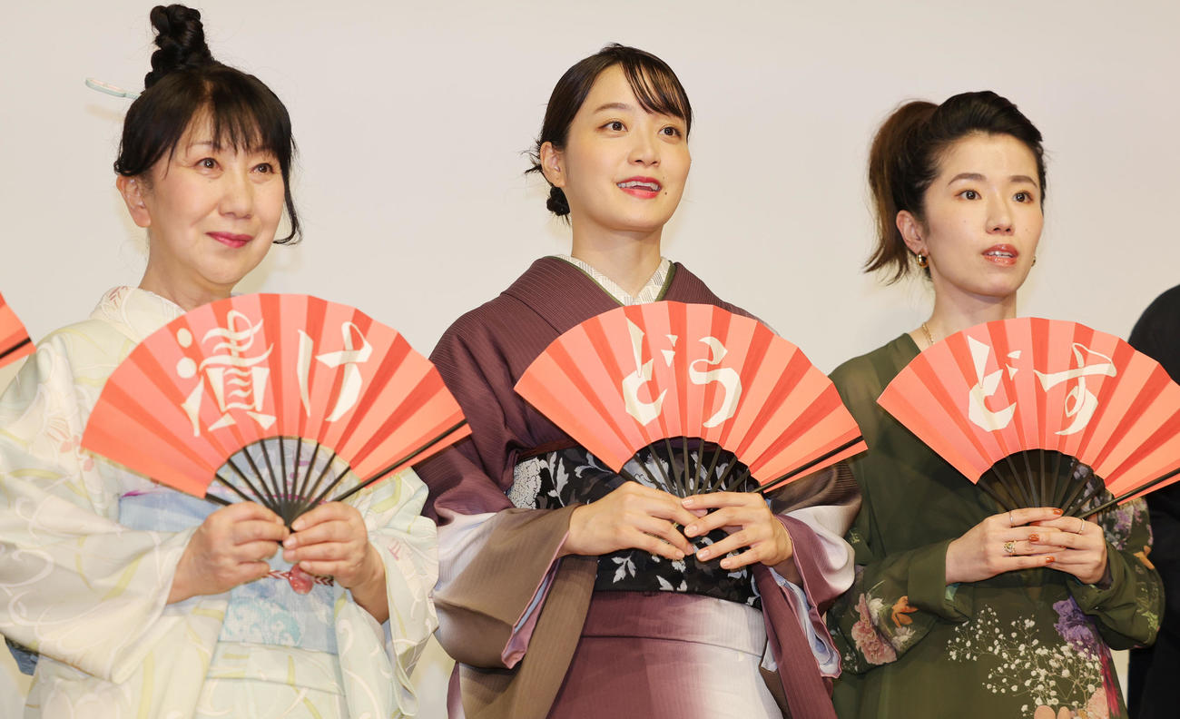 映画「ぶぶ漬けどうどす」東京プレミア上映会の舞台あいさつに登場した、左から室井滋、深川麻衣、小野寺ずる（2025年5月撮影）
