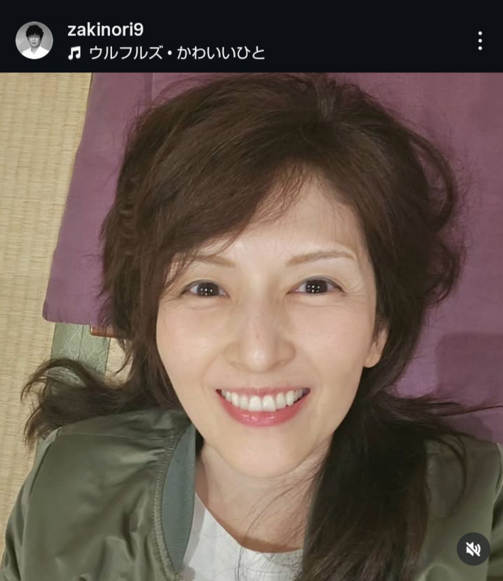 楽屋の畳に寝転がる吉井怜（山崎樹範のインスタグラムから）