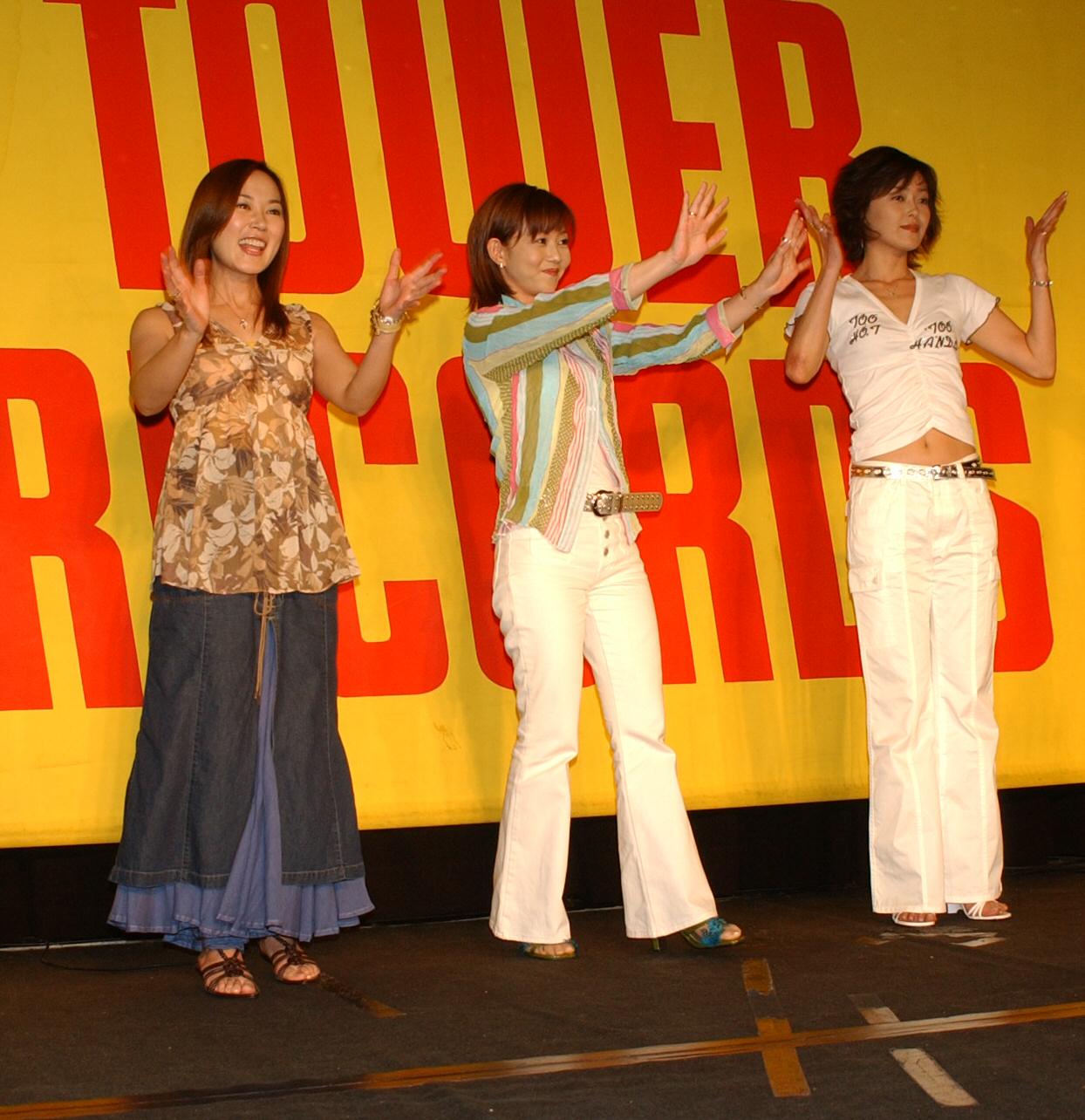 04年、DVD発売イベントで手を振る、左から大西結花、浅香唯、中村由真