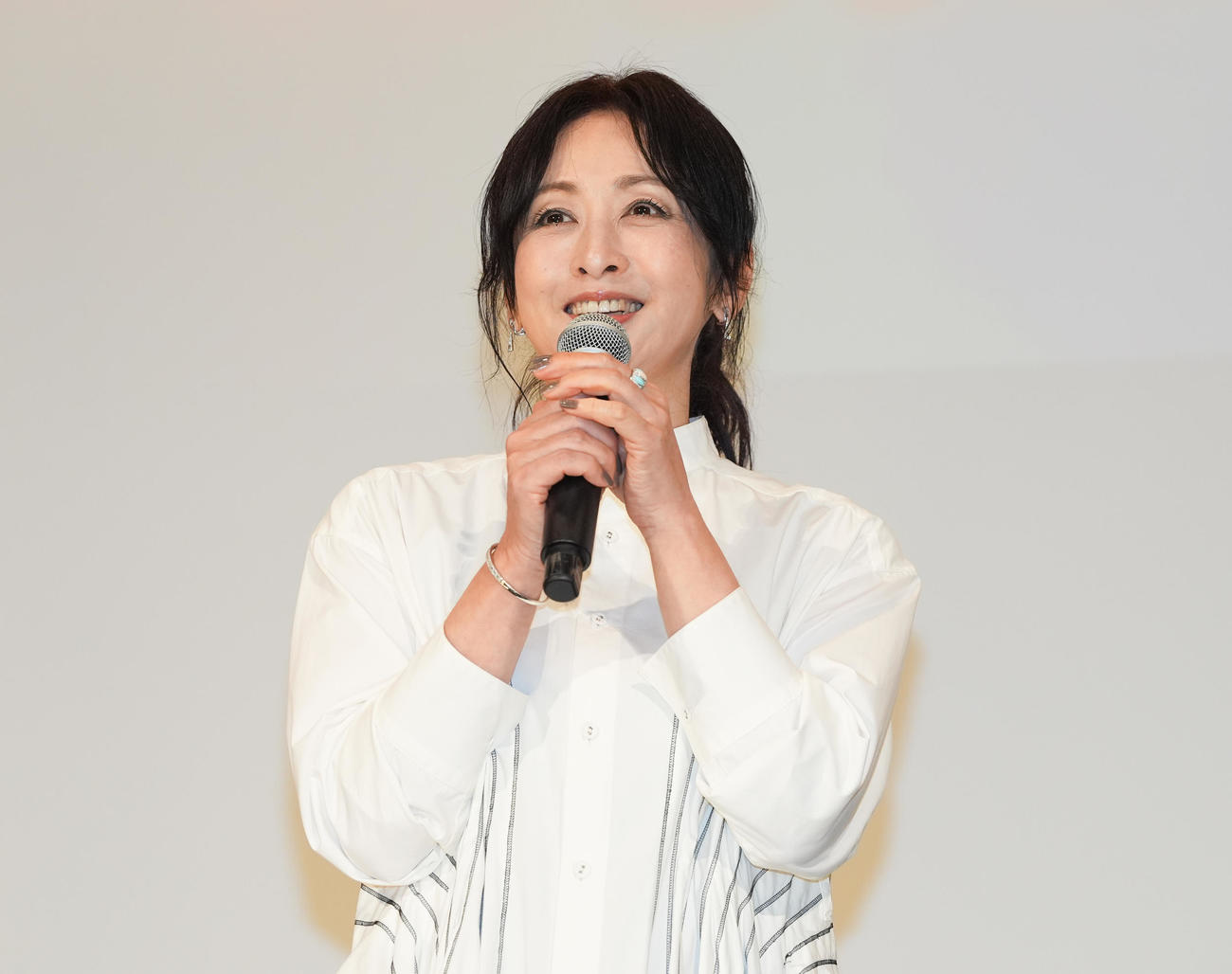 「スケバン刑事フェスティバルinサヨナラ丸の内TOEI」に登壇し、あいさつする斉藤由貴（撮影・鈴木みどり）