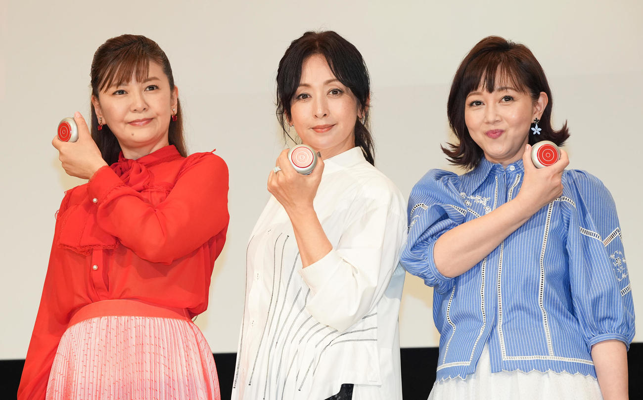 「スケバン刑事フェスティバルinサヨナラ丸の内TOEI」に登壇し、ヨーヨーを手にフォトセッションに納まる、左から南野陽子、斉藤由貴、浅香唯（撮影・鈴木みどり）