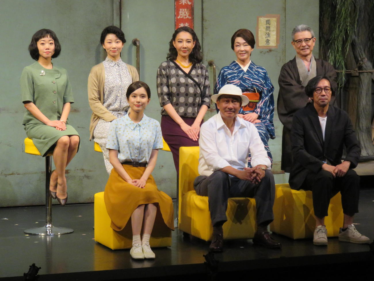 「先生の背中～ある映画監督の幻影的回想録～」開幕前会見に臨んだ、後列後ろから藤谷理子、土居志央梨、柚希礼音、キムラ緑子、升毅、前列左から芳根京子、中井貴一、行定勲