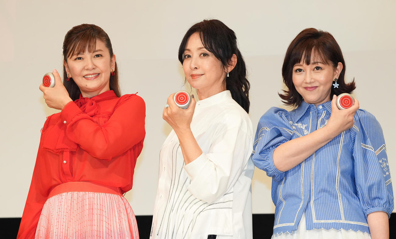 「スケバン刑事フェスティバルinサヨナラ丸の内TOEI」に登壇し、ヨーヨーを手にフォトセッションに納まる、左から南野陽子、斉藤由貴、浅香唯（撮影・鈴木みどり）