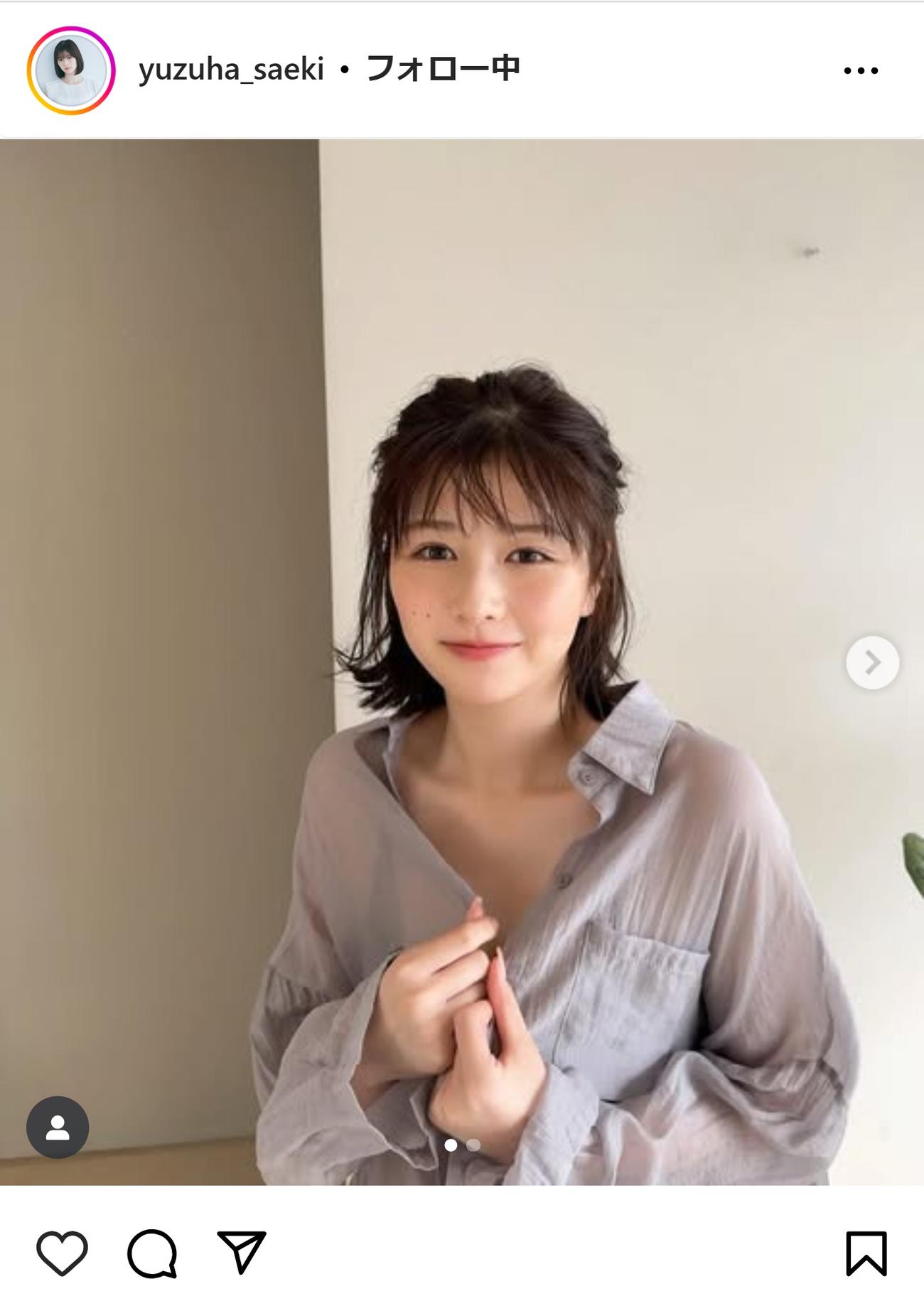 ナチュラルな雰囲気のシャツ姿（冴木柚葉のインスタグラムから）