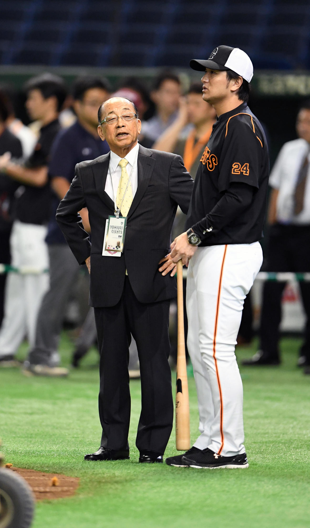 巨人の練習で高橋由伸監督（手前）と話す元ニッポン放送アナウンサー深沢弘氏（2016年7月9日撮影）
