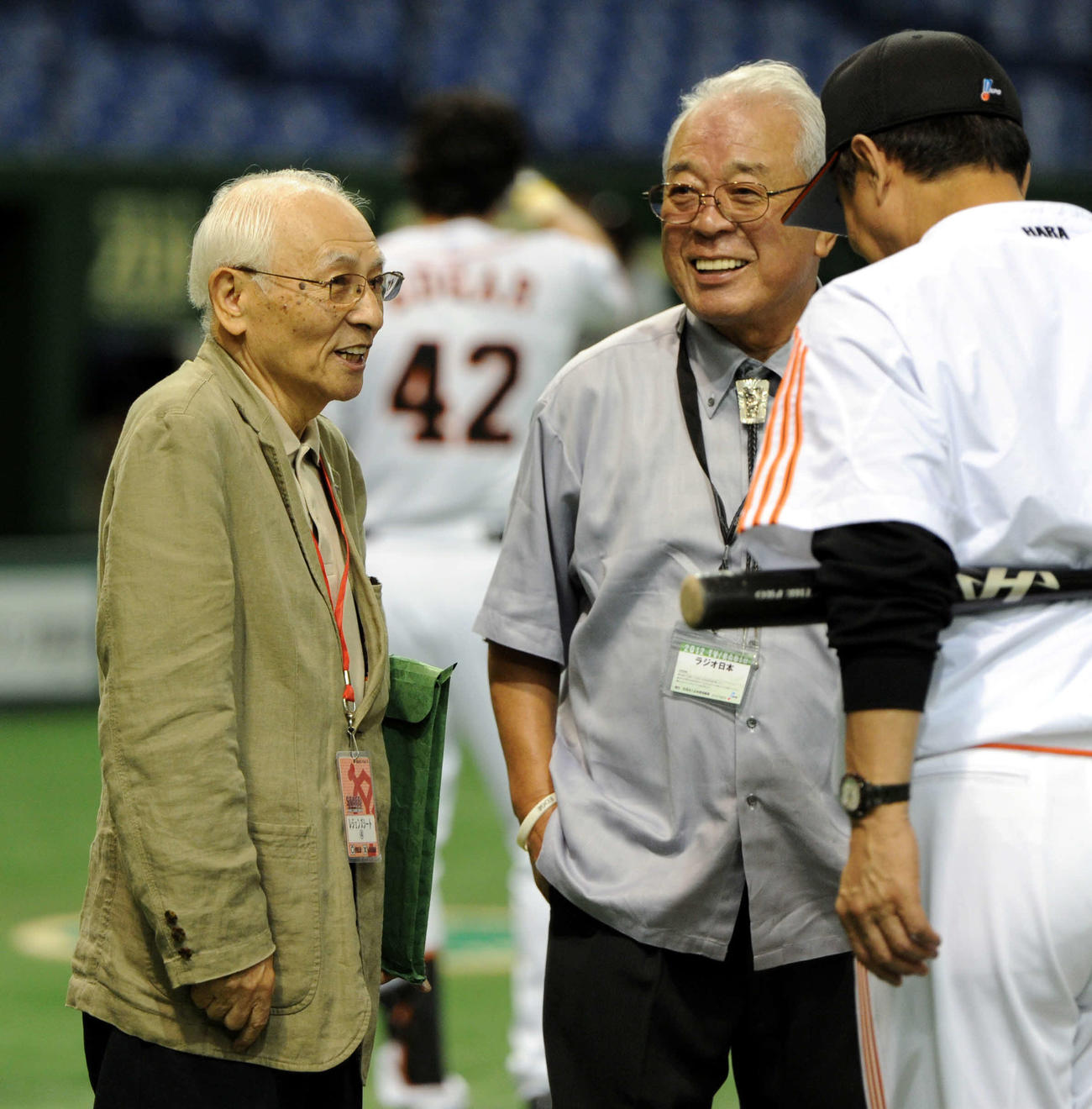 2012年、原辰徳監督（右）須藤豊氏（中央）と談笑する志生野温夫さん