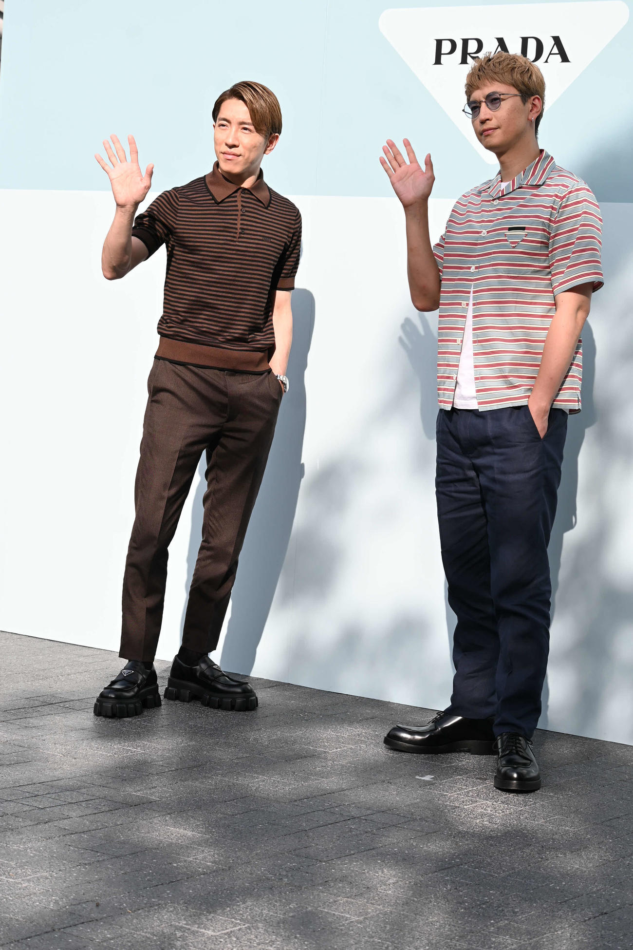 「PRADA MODE　大阪」のフォトコールの登場したSUPER EIGHT大倉忠義（右）と村上信五（撮影・松浦隆司）