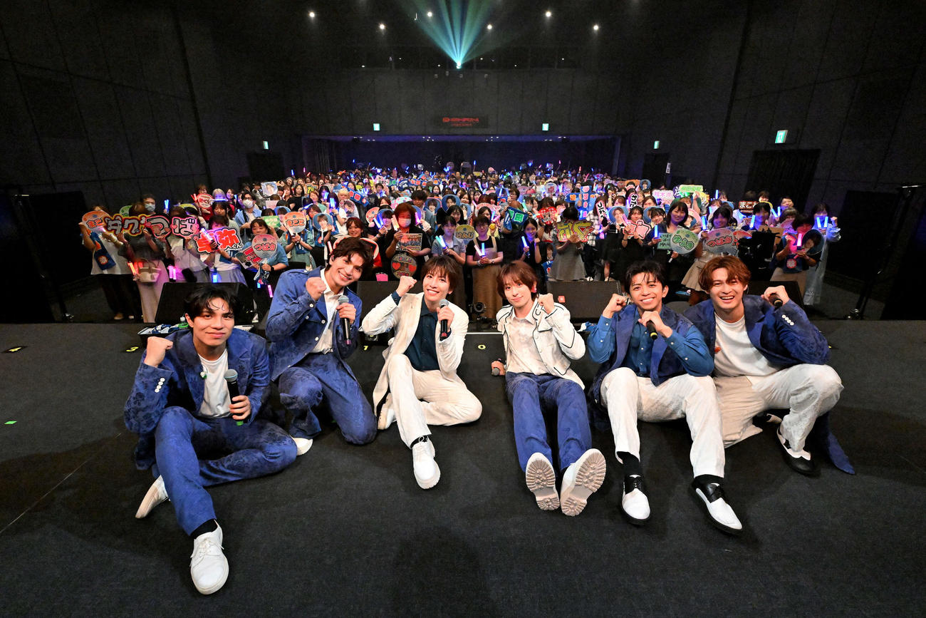 「MATSURI 1st　コンサートツアー　～祭～」でファンと写真に納まるMATSURI。左から柳田優樹、鈴木渉、松岡卓弥、小野寺翼、橋爪健二、渡辺真
