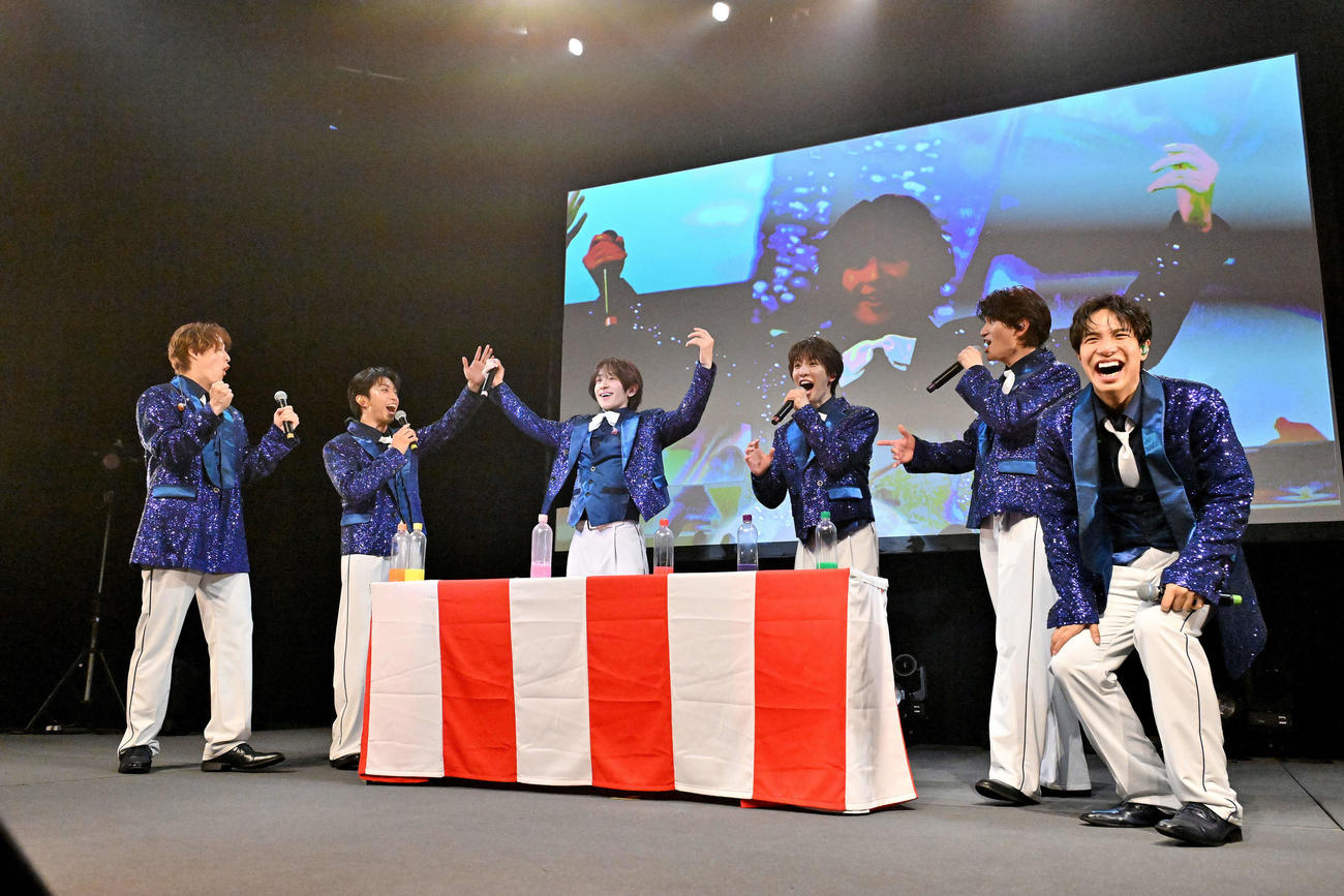 「MATSURI 1st　コンサートツアー　～祭～」でボトルフリップに挑戦するMATSURI。左から渡辺真、橋爪健二、小野寺翼、松岡卓弥、鈴木渉、柳田優樹