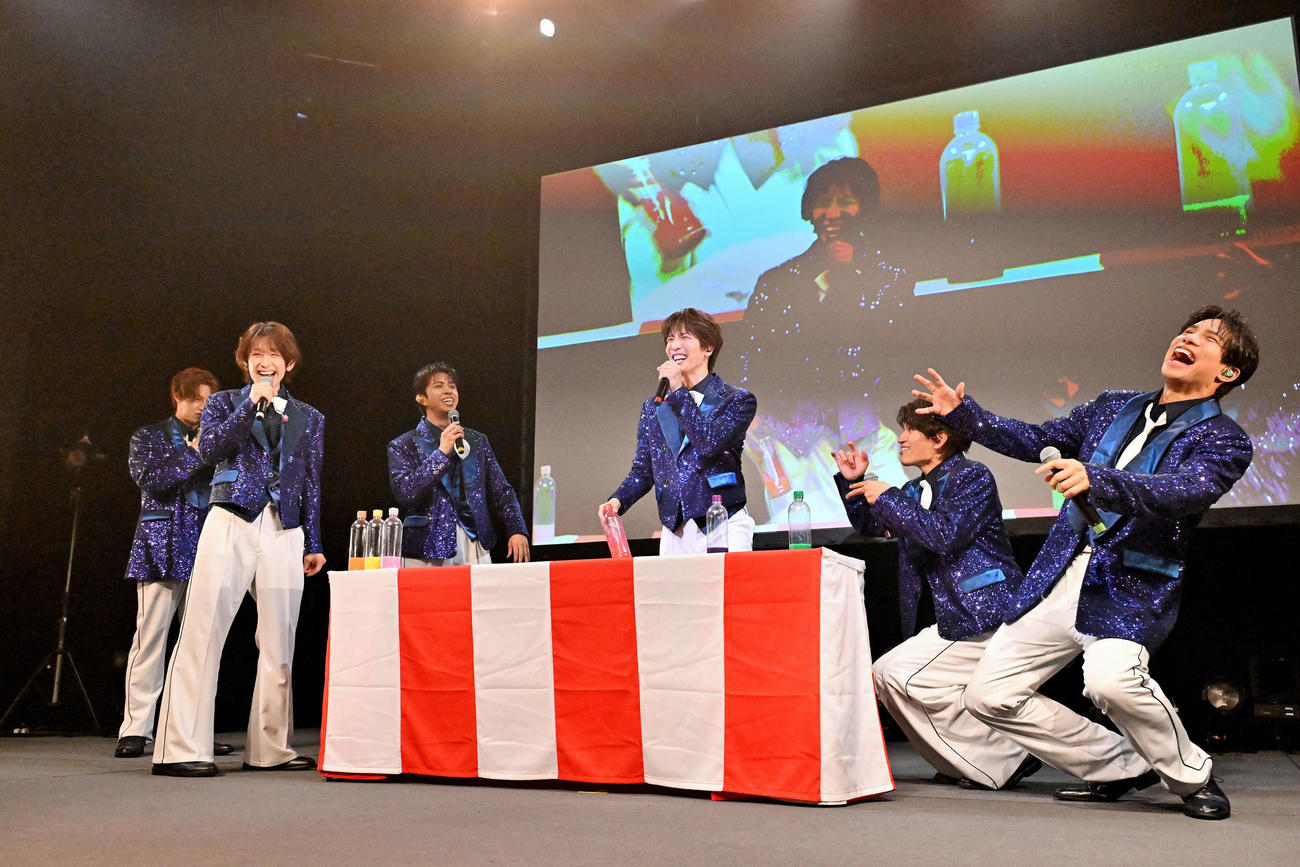 「MATSURI 1st　コンサートツアー　～祭～」でボトルフリップに挑戦するMATSURI。左から渡辺真、小野寺翼、橋爪健二、松岡卓弥、鈴木渉、柳田優樹