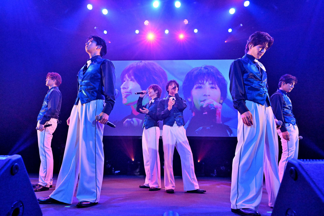 「MATSURI 1st　コンサートツアー　～祭～」でパフォーマンスするMATSURI。左から渡辺真、橋爪健二、小野寺翼、松岡卓弥、鈴木渉、柳田優樹