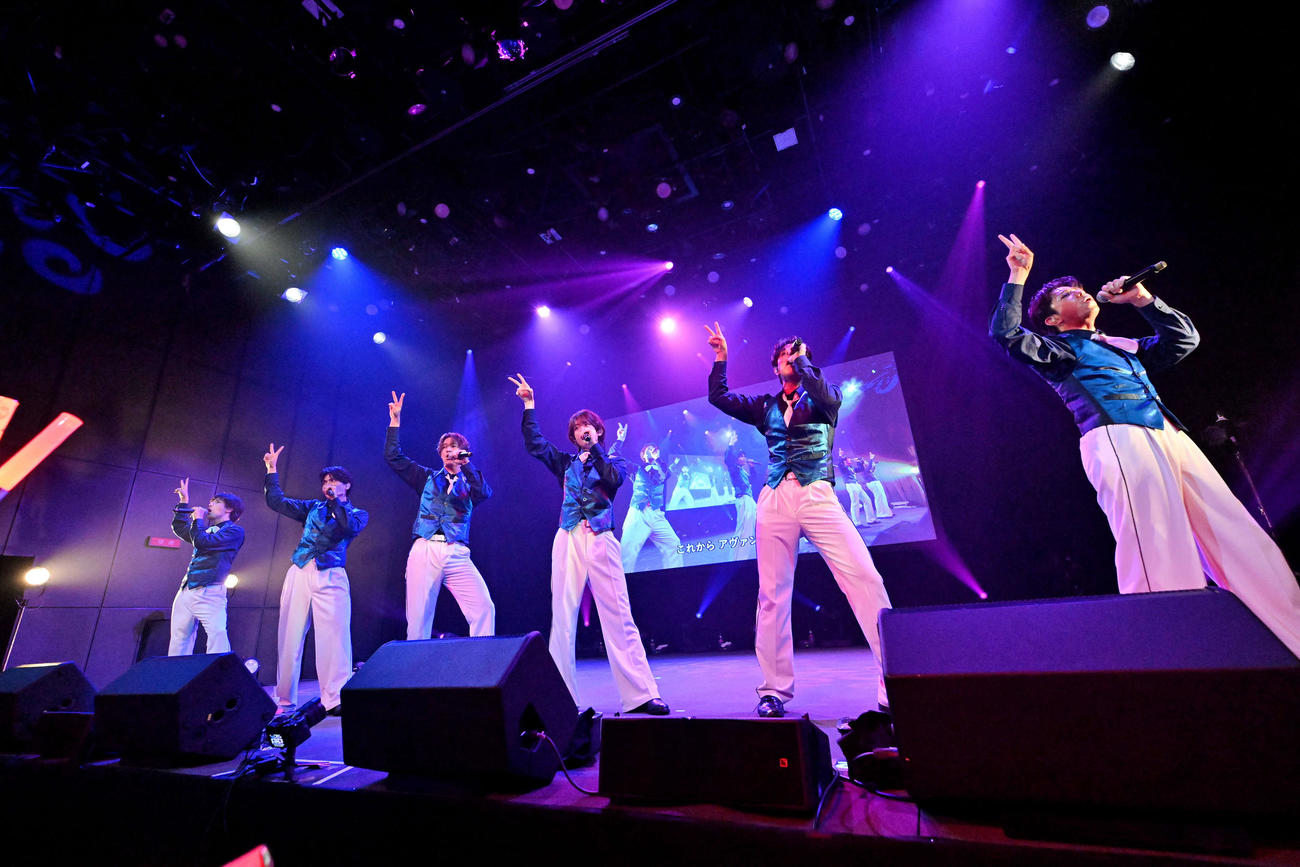 「MATSURI 1st　コンサートツアー　～祭～」でパフォーマンスするMATSURI。左から松岡卓弥、鈴木渉、渡辺真、小野寺翼、柳田優樹、橋爪健二