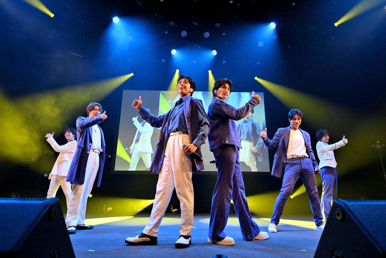 「MATSURI 1st　コンサートツアー　～祭～」でパフォーマンスするMATSURI。左から松岡卓弥、渡辺真、橋爪健二、鈴木渉、柳田優樹、小野寺翼
