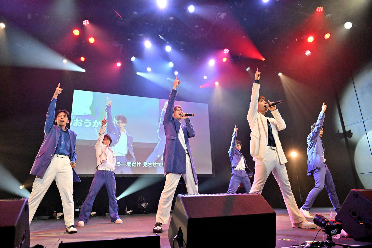 「MATSURI 1st　コンサートツアー　～祭～」でファンと写真に納まるMATSURI。左から橋爪健二、小野寺翼、渡辺真、鈴木渉、松岡卓弥、柳田優樹