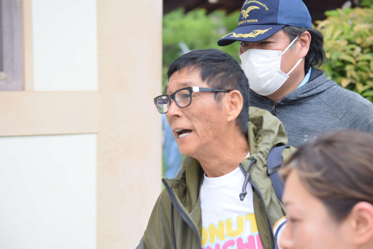 関係者に誘導され、彦八まつりに姿を見せた明石家さんま（撮影・阪口孝志）