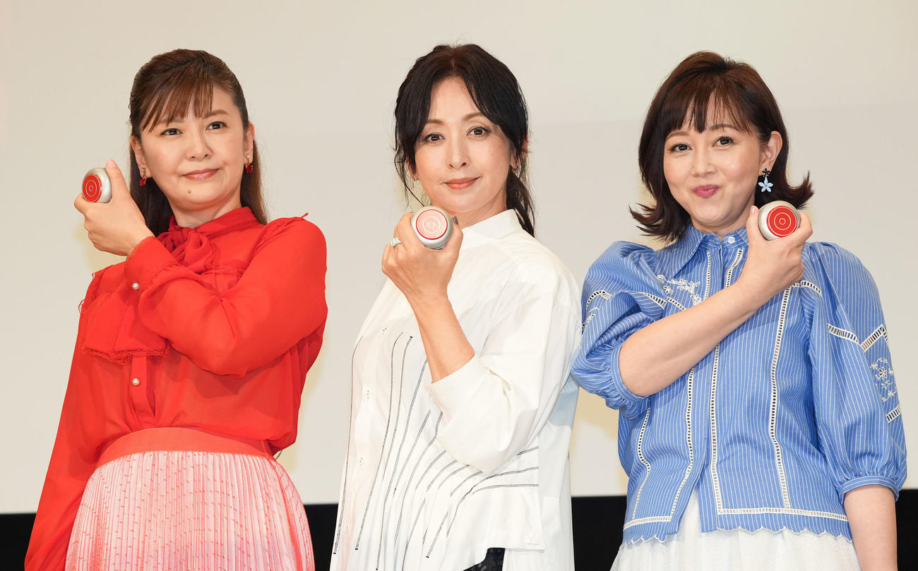 「スケバン刑事フェスティバルinサヨナラ丸の内TOEI」に登壇し、ヨーヨーを手にフォトセッションに納まる、左から南野陽子、斉藤由貴、浅香唯（撮影・鈴木みどり）