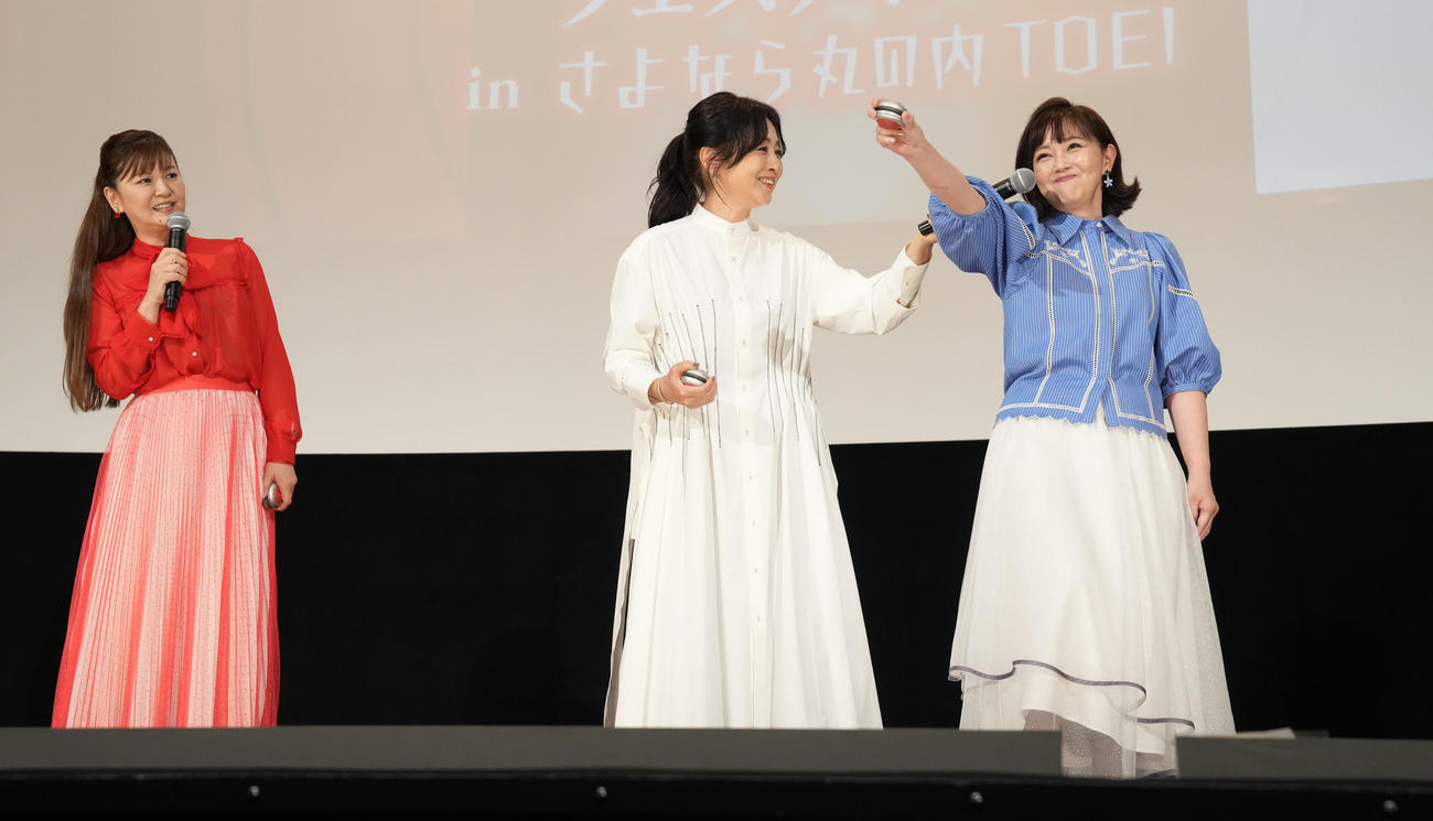 「スケバン刑事フェスティバルinサヨナラ丸の内TOEI」に登壇し、ヨーヨーを手に決め台詞を言う浅香唯（右）。左から南野陽子、斉藤由貴（撮影・鈴木みどり）