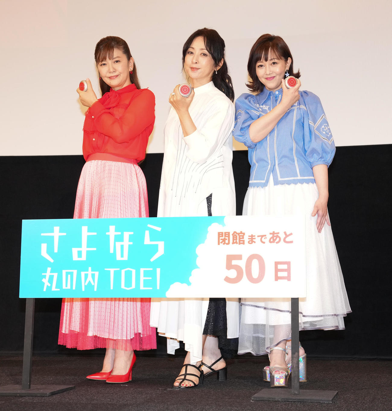 「スケバン刑事フェスティバルinサヨナラ丸の内TOEI」に登壇し、ヨーヨーを手にフォトセッションに納まる、左から南野陽子、斉藤由貴、浅香唯（撮影・鈴木みどり）