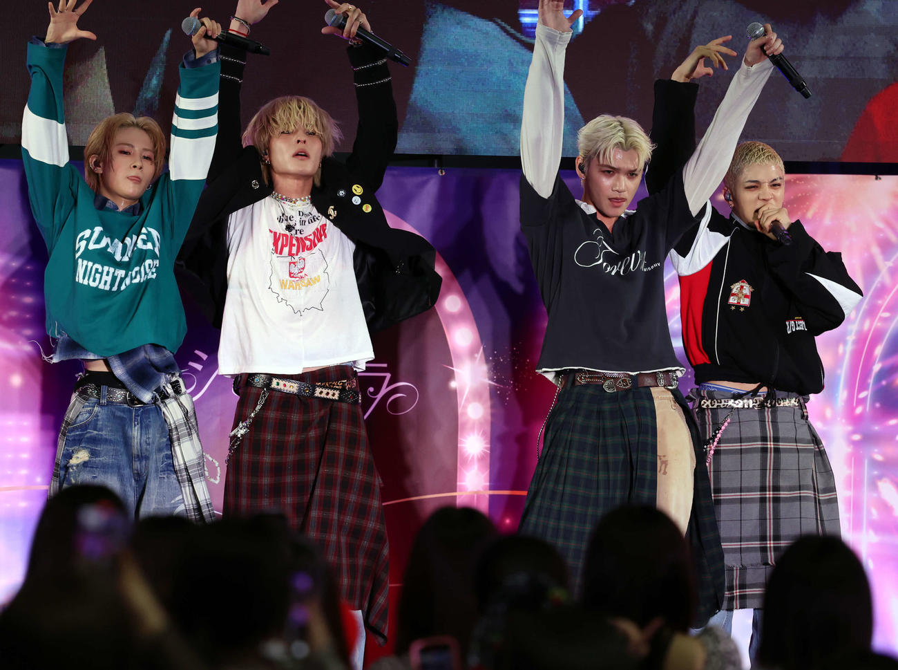 シンデレラフェス2025でパフォーマンスを行うWOLF HOWL HARMONY。左からHIROTO、SUZUKI、RYOJI、GHEE（撮影・山本朝陽）