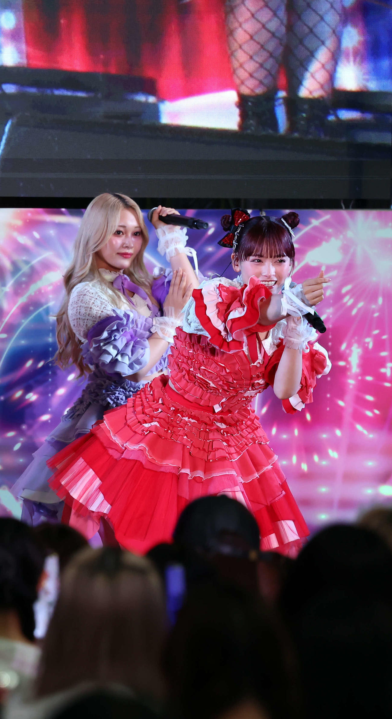 シンデレラフェス2025でパフォーマンスを行ういぎなり東北産の伊達花彩、奥は北美梨寧（撮影・山本朝陽）