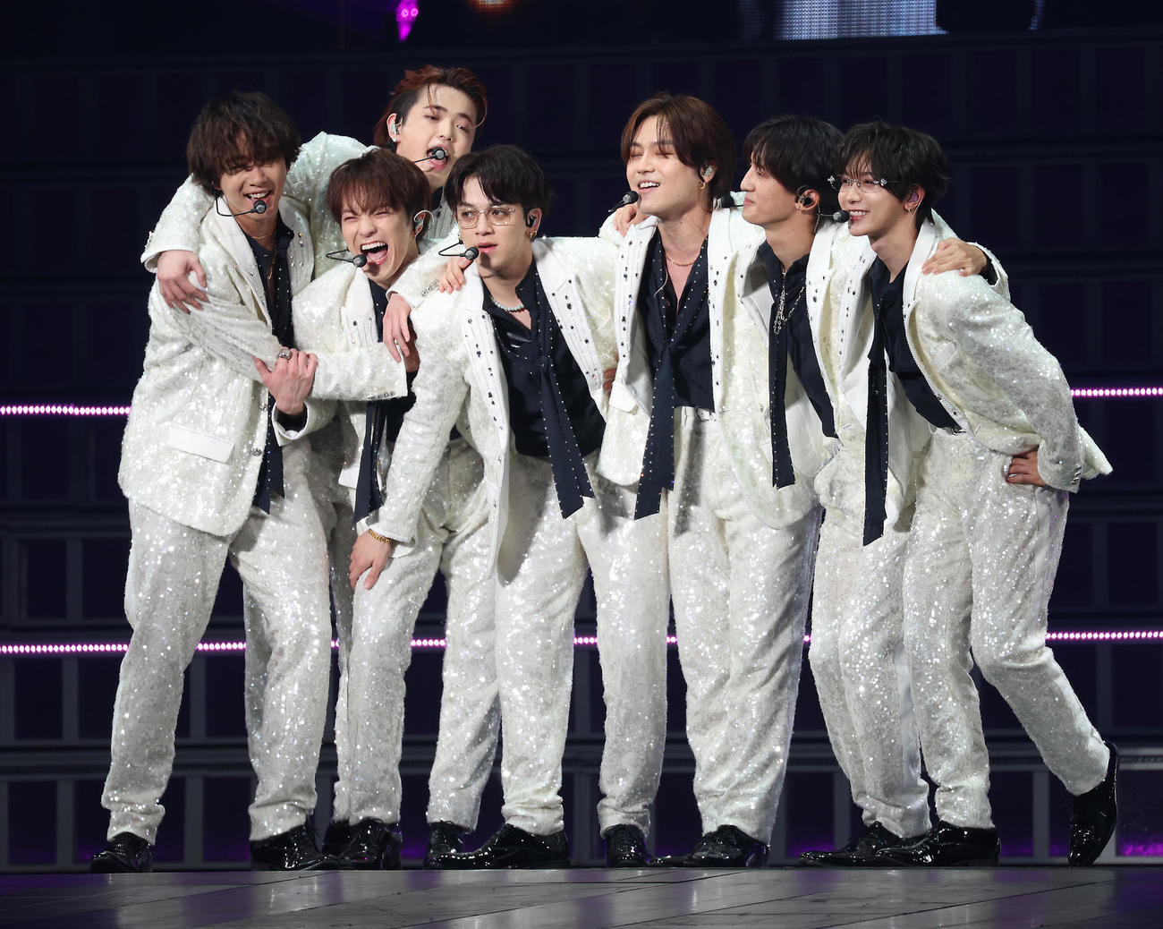 ライブを盛り上げるTravis Japan。左から中村海人、松倉海斗（手前）、吉澤閑也、宮近海斗、松田元太、川島如恵留、七五三掛龍也（撮影・中島郁夫）