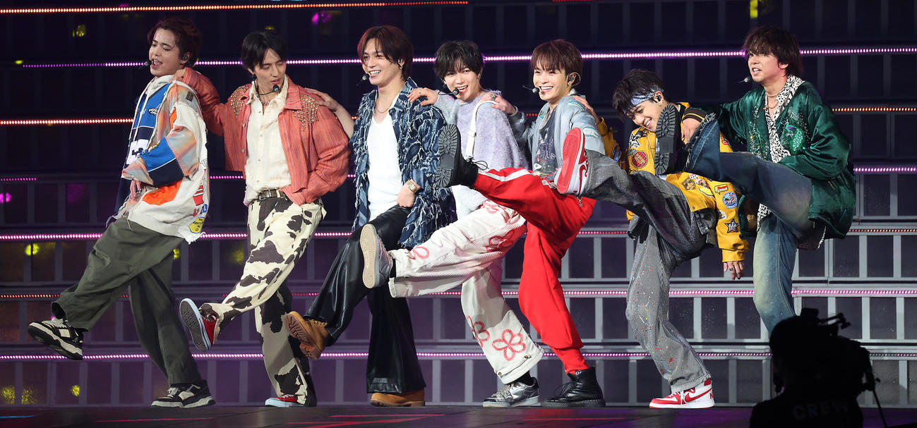 Travis Japan。左から吉澤閑也、川島如恵留、松田元太、七五三掛龍也、松倉海斗、宮近海斗、中村海人（撮影・中島郁夫）