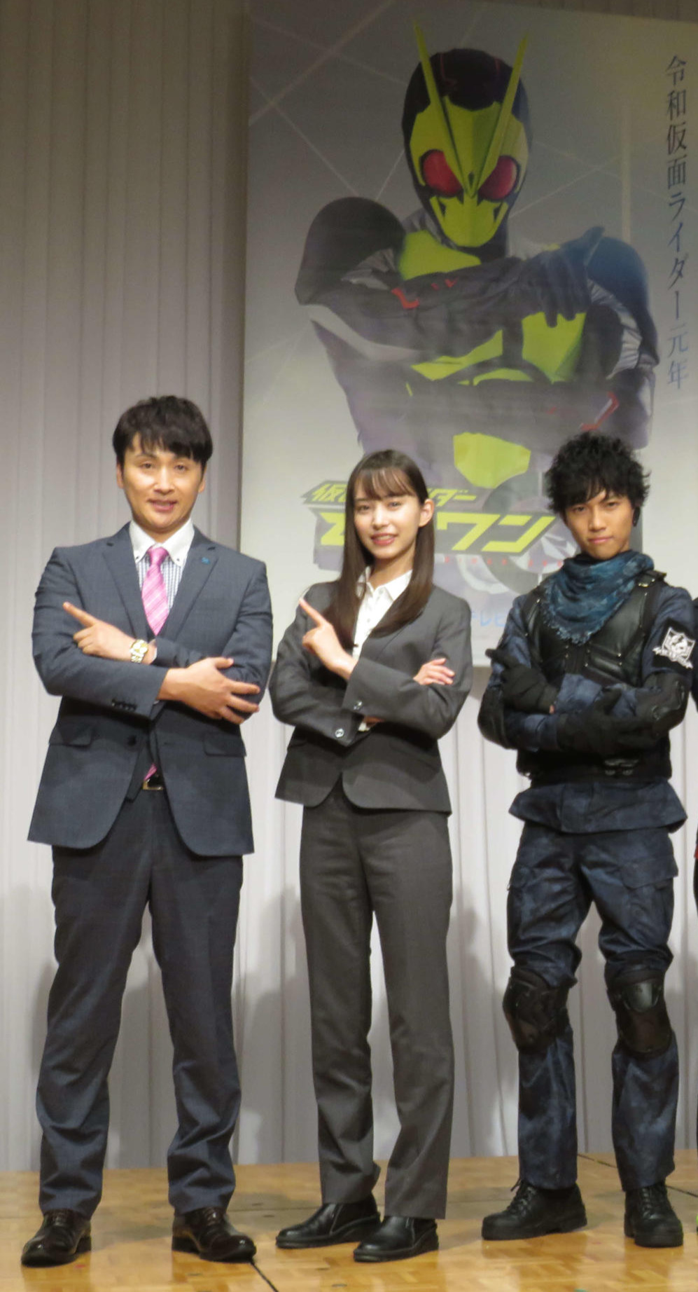 19年7月、テレビ朝日系「仮面ライダーゼロワン」制作発表の出席者たち。左から児島一哉、井桁弘恵、岡田龍太郎