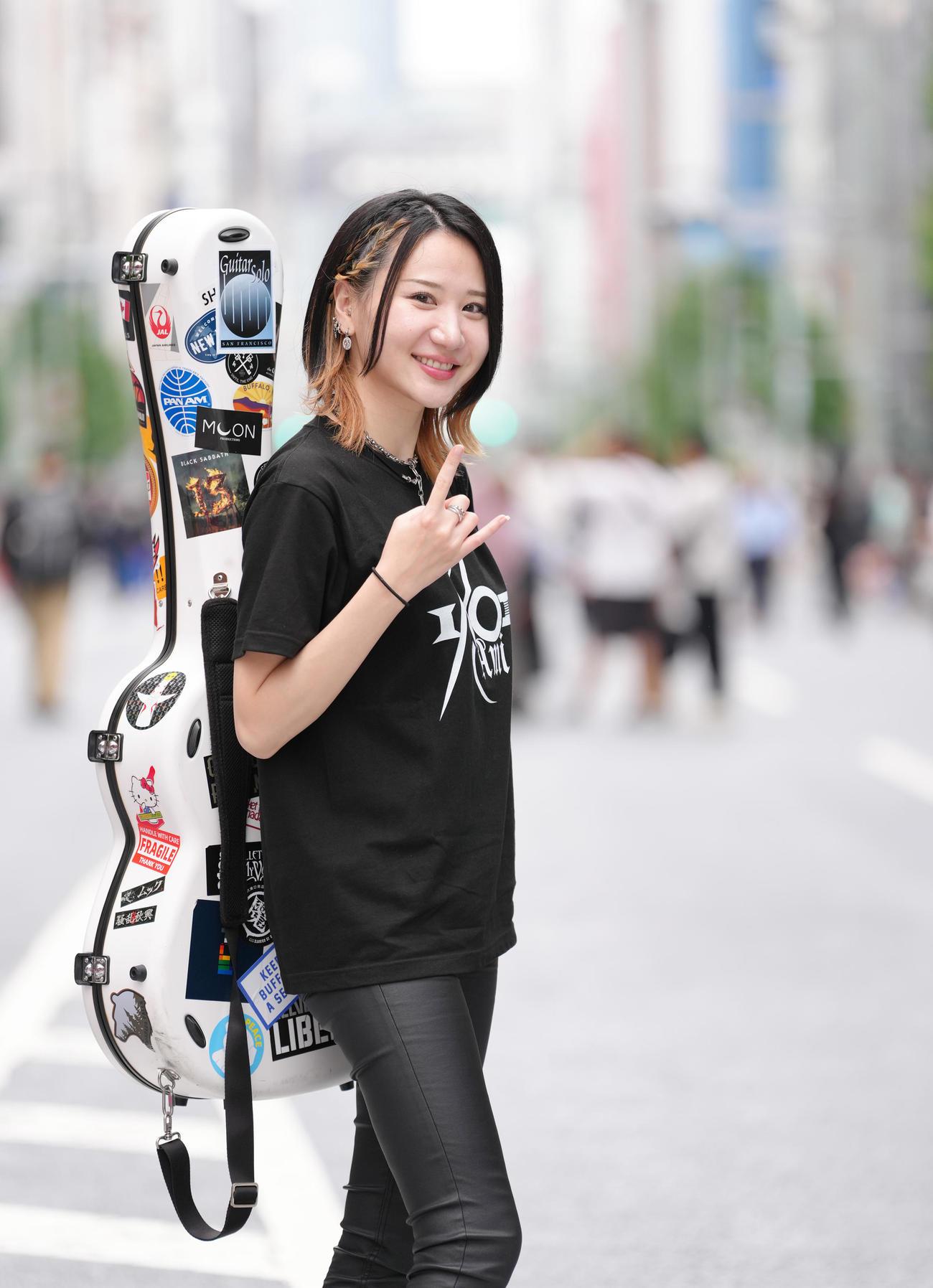 クラシックギターとロックの融合で観客を沸かせる猪居亜美（撮影・足立雅史）