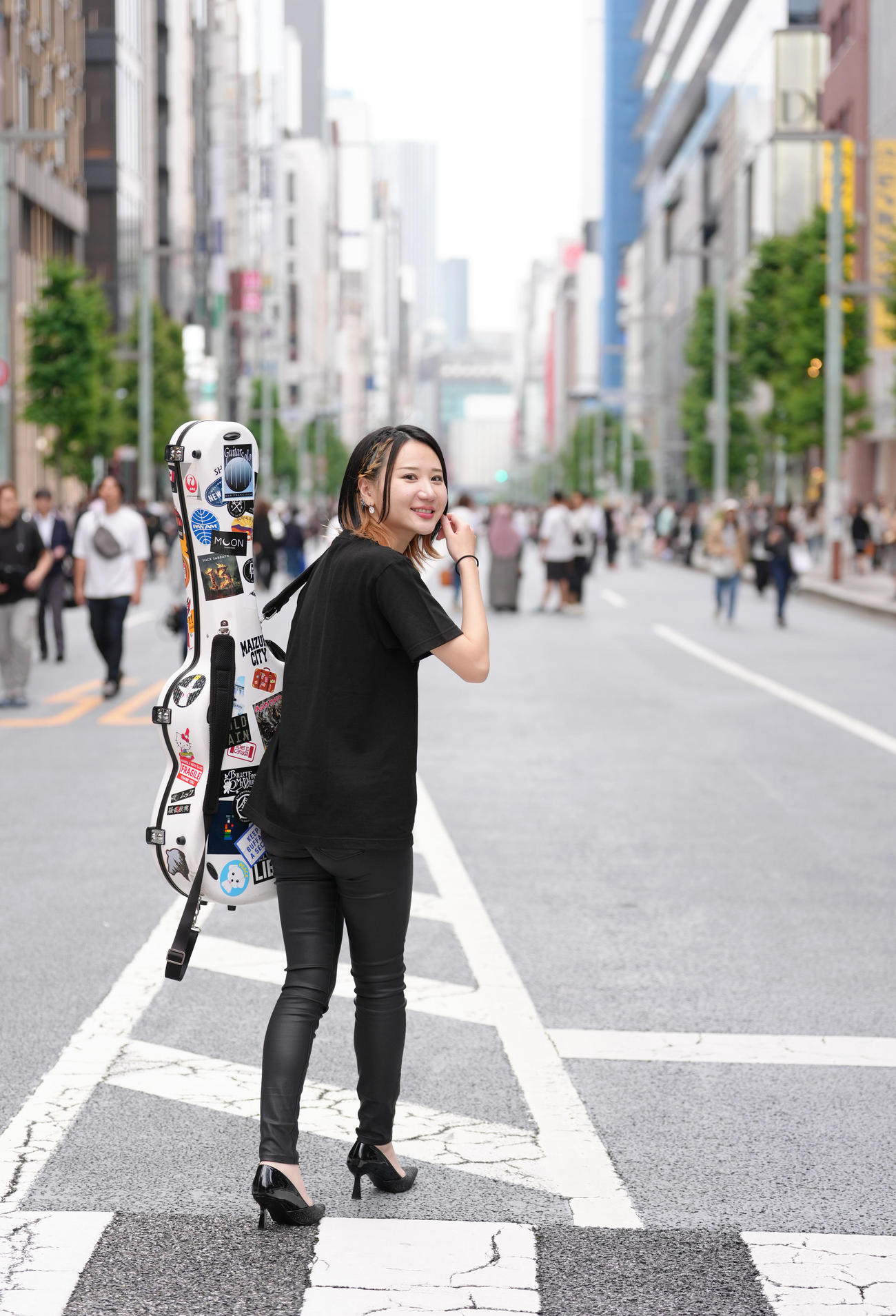 クラシックギターとロックの融合で観客を沸かせる猪居亜美
